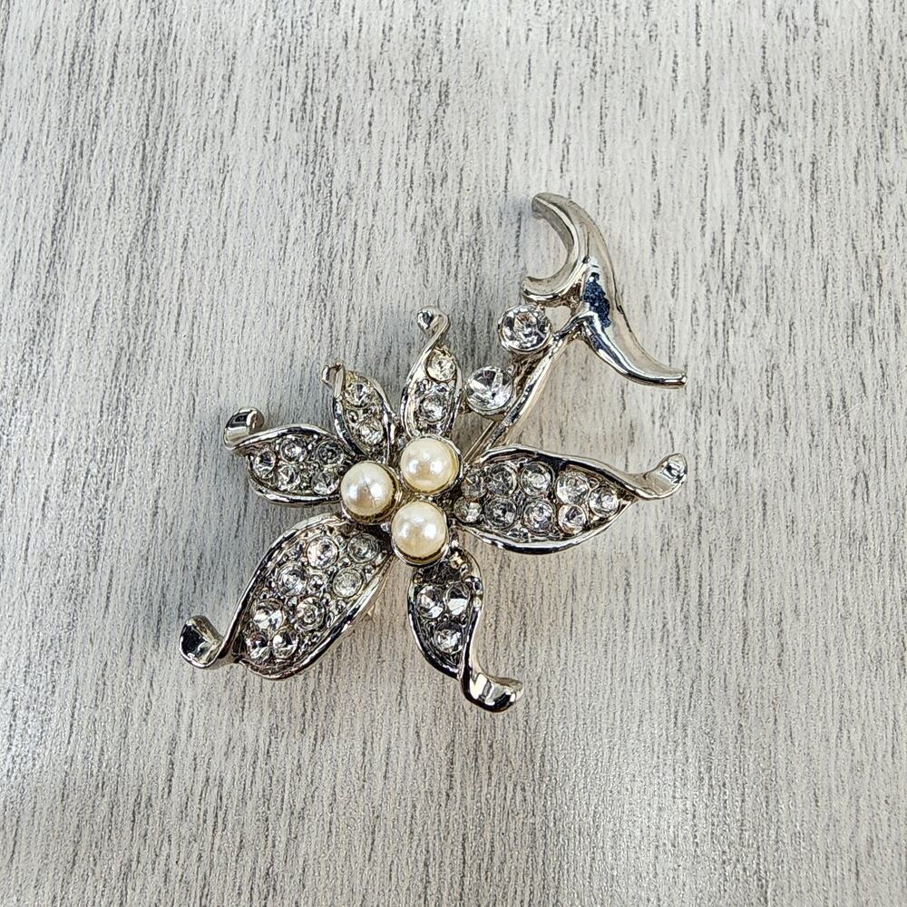 Vintage Daisy Floral Brooch Pin Silver Tone Clear Glass Gem Faux Pearl Scarf Pin - Picture 2 of 6